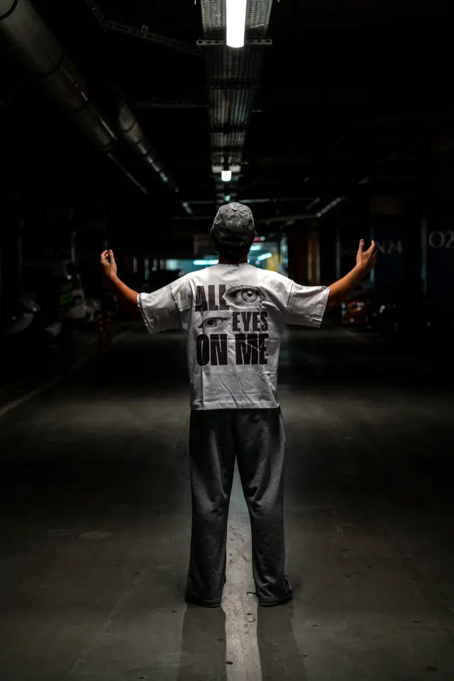 ALL EYES ON ME BASKILI BOXY FIT T-SHIRT