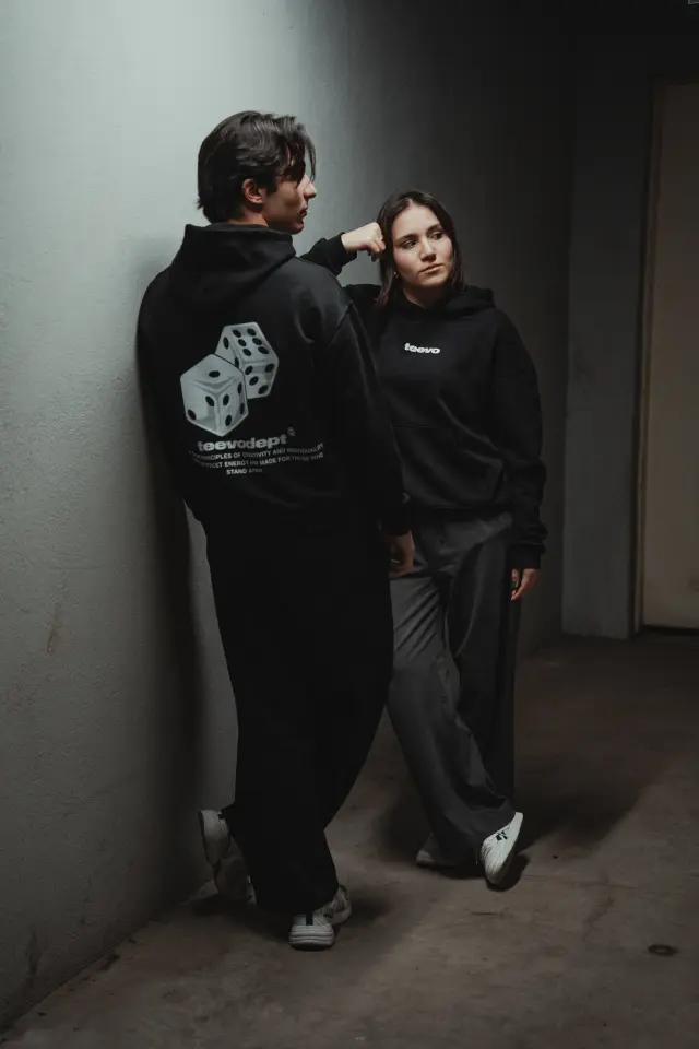 Zarlı Detay Baskılı Diagonal Hoodie